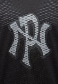 Μαύρο δίχτυ ύφασμα με μεγάλο στυλιζαρισμένο λευκό και γκρι περίπλεκο λογότυπο "NY" τυπωμένο στο κέντρο.