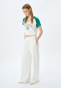 Koton CROP - Camiseta estampada - beige