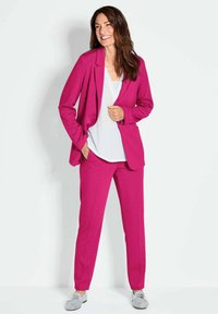 GOLDNER LEICHTER MIT HÖCHSTER BEWEGUNGSFREIHEIT - Blazer - pink