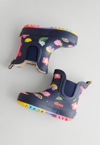 Navy gummistövlar med färgglada blommönster. Har elastiska sidopaneler och en flerfärgad texturerad sula.