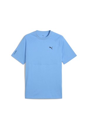 Šviesiai mėlyna trumpomis rankovėmis marškinėliai, pagaminti iš minkštos medžiagos. Ant krūtinės yra juodas Puma logotipas ir užrašas ant rankovės.