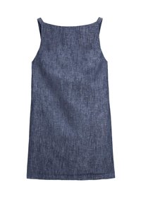 Abito senza maniche in denim, blu scuro, taglio dritto, scollo rotondo, tessuto testurizzato, lunghenza al ginocchio, con tasche laterali e cuciture pulite.