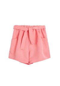 Pantalones cortos rosas de tejido suave, con cintura elástica, un cinturón atado y dos bolsillos frontales. Textura suave, diseño casual.