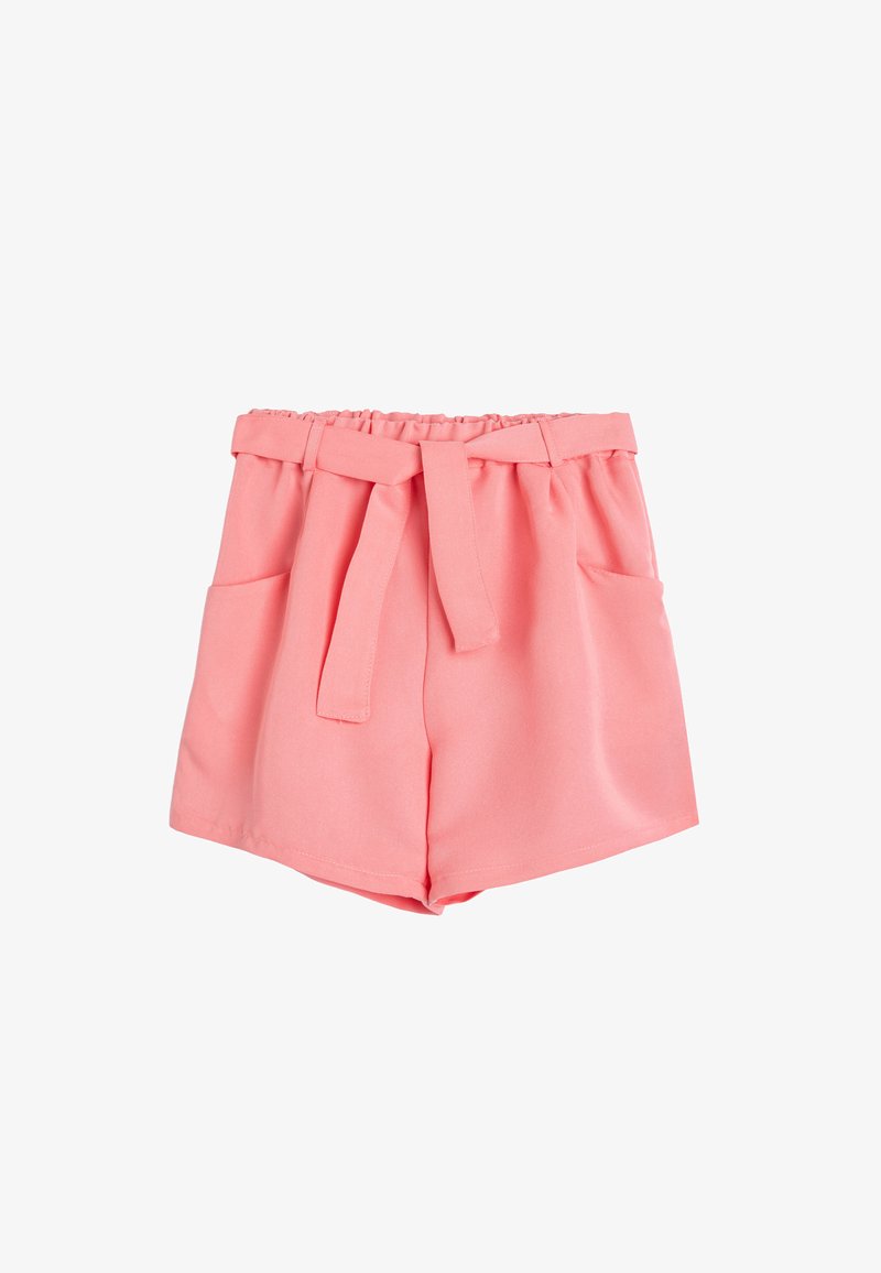 Pantalones cortos rosas de tejido suave, con cintura elástica, un cinturón atado y dos bolsillos frontales. Textura suave, diseño casual.