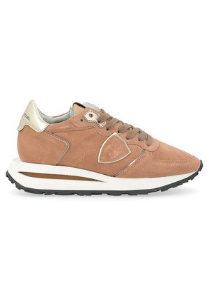 Sneaker in suede marrone chiaro con un accento metallico argento, lacci beige, una suola intermedia bianca e suola in gomma nera; punta arrotondata e design imbottito.