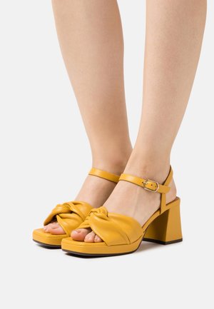 Chie Mihara, Sandales à plateforme - yellow