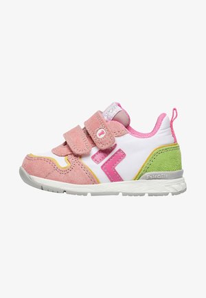 Sneakers per bambini in suede rosa e materiale sintetico bianco. Presentano strap in velcro, un accento verde e giallo e suola testurizzata.