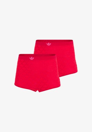 Dwie czerwone bokserki Adidas z subtelnym wzorem trzech liści oraz białym logo trzech liści umieszczonym na środku paska, na jednolitym białym tle.