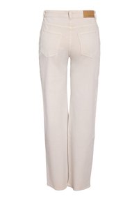 Εκρού τζιν με ίσια γραμμή, δύο πίσω τσέπες και ταμπά δερμάτινη ετικέτα μάρκας στη ζώνη, εμφανιζόμενα από πίσω.