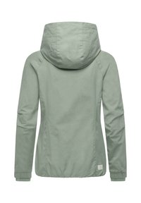 Jasnozielona kurtka z kapturem, o gładkiej teksturze, z elastycznymi mankietami i taliowaniem, przedstawiona od tyłu.