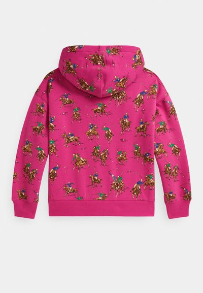 Φωτεινή ροζ φούτερ με κουκούλα, με ολοκληρωμένο σχέδιο από παίκτες πόλο που καβαλούν άλογα και κουνάνε μαλτέτες.