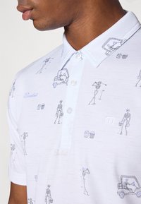 Short-sleeve polo in white fabric featuring blue skeleton golfing illustrations. Notable details include a buttoned collar and embroidered logo.