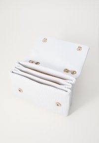 Thumbnail Image 4