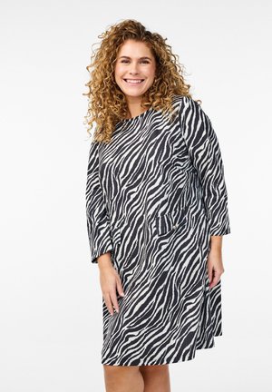 Vestido de estampado de cebra hecho de tela suave, con mangas largas, un cuello redondo y un bolsillo lateral con un detalle de botón.