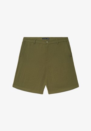 Olivgrüne, maßgeschneiderte Shorts mit Gürtelschlaufen, Knopfverschluss und seitlichen Taschen, flach auf weißem Hintergrund präsentiert.