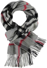 Šedý šátek s červeným a černým kostkovaným vzorem, vyrobený z měkké tkaniny. Má třásně na okrajích a malou značkovou etiketu.