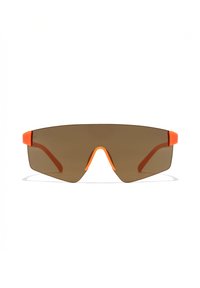 Gafas de sol con una gran lente de tono marrón, acentos de goma naranja en los laterales y las patillas, diseño elegante envolvente.