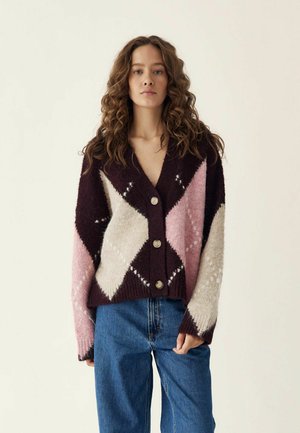 Sweter z dzianiny z wzorem diamentów w odcieniach burgundowym, różowym i kremowym, z pięcioma guzikami i ściągaczami na mankietach.