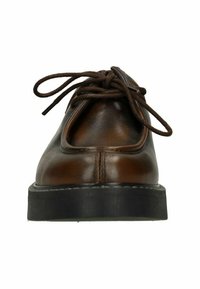 Bruine lederen schoen met een ronde neus, veter sluiting aan de voorkant en een licht verhoogde zwarte zool. Gladde textuur met zichtbare stiksels.