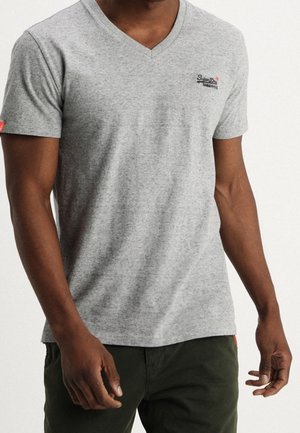 Grå t-shirt med v-udskæring lavet af blødt stof. Har en lille broderet logo på brystet. Tætsiddende design med korte ærmer.