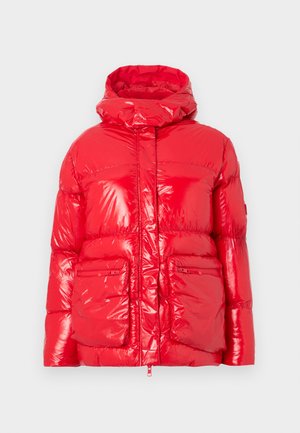 Chaqueta acolchada roja con un acabado brillante, un cuello alto, cierre delantero con cremallera y dos bolsillos frontales; presenta una silueta moderna y cuadrada.