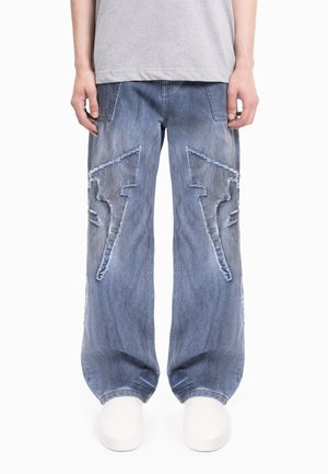 Τζιν φαρδιάς γραμμής σε μπλε denim με ξεβάμματα και μεγάλες αστραπές σε κάθε πόδι, με ξεθωριασμένο φινίρισμα και άνετη εφαρμογή.