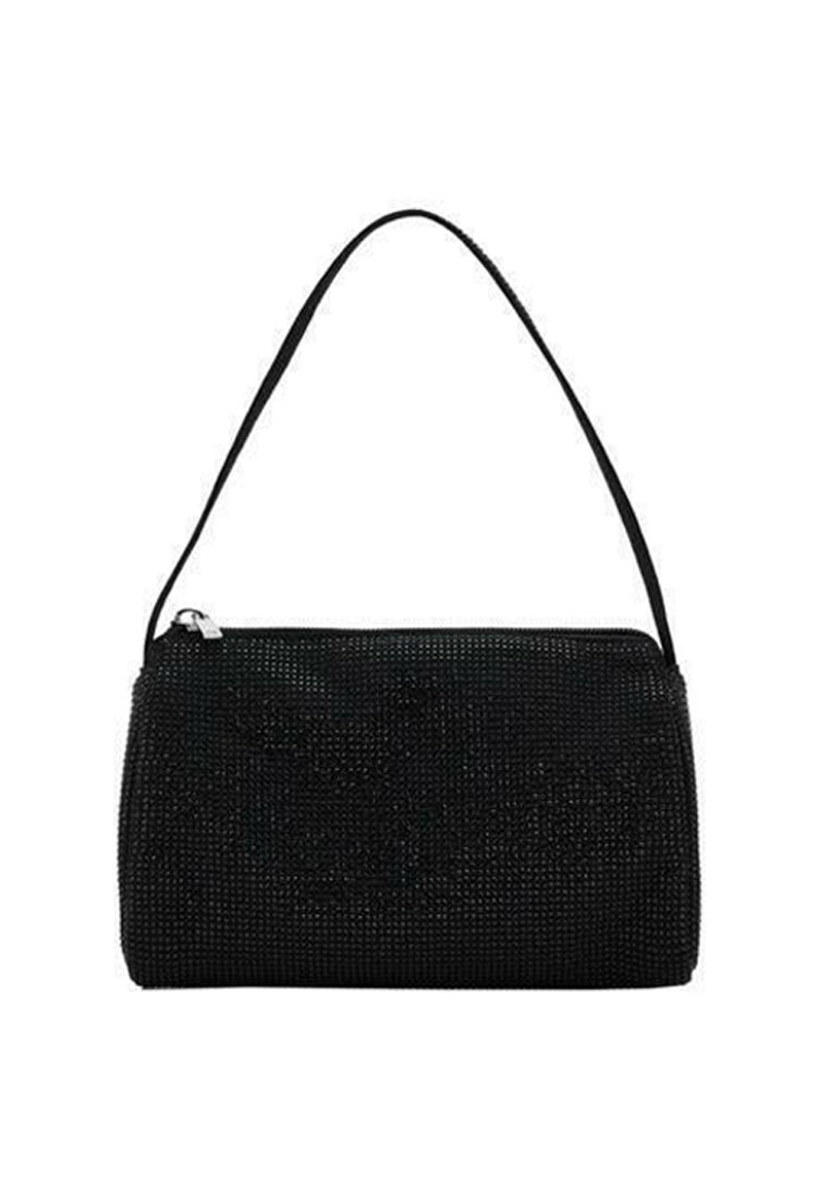 Borsa nera a forma arrotondata, realizzata in materiale lucido, dotata di una sola tracolla e chiusura con zip. Texture liscia con accenti luccicanti.