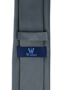 Grau gefärbte Krawatte aus strukturiertem Stoff. Mit einem navyblauen Etikett, auf dem "Willen" in hellblauer Schrift steht. Sauberes, modernes Design mit schlankem Profil.
