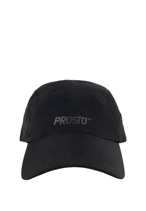 Czarna czapka baseballowa z zakrzywionym daszkiem i logo „PROSTO” nadrukowanym na środku z przodu w ciemnoszarym kolorze.