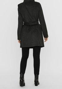 Vero Moda Cappotto corto - mottled dark grey