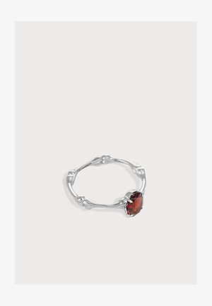 PATTARAPHAN, REMNANTS SOLITAIRE RING UNISEX - Ring - red