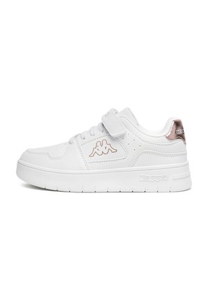 Witte lage sneaker met klittenbandsluiting en veters, met Kappa-logo op de zijkant en metallic roze detail op de hieltab.