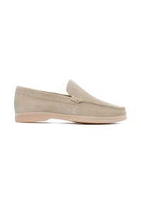 Scarpe slip-on in suede beige con una texture liscia, punta arrotondata e suola in gomma. Presentano cuciture lungo le giunture e un design minimalista.