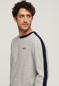 Haut à Manches Longues Essential Baseballgris Chiné/rouge Vintage Chiné Pour Homme | Superdry CH-FR