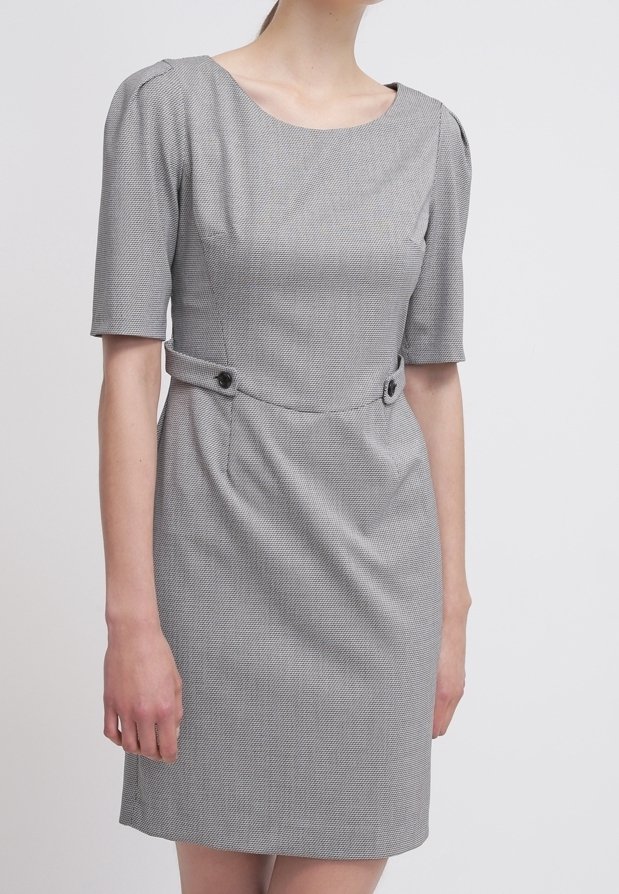 Robe grise à manches courtes en tissu texturé, silhouette ajustée, col rond et deux boutons décoratifs noirs à la taille.