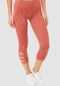 Leggings capri en un vibrante color naranja con un patrón jaspeado, que presentan acentos recortados cerca del dobladillo y un diseño ajustado y elástico.