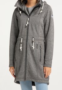 Šedý dlouhý kabát z měkké, texturované látky s předním zipem, kapucí na stažení a dvěma bočními kapsami se černými zipy.