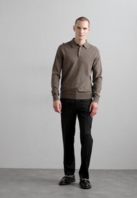 Filippa K TROUSER - Auduma bikses - black