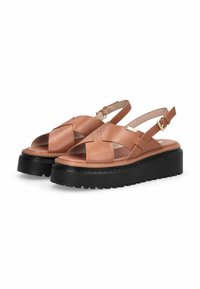 Sandales slingback en cuir marron avec un design tissé, semelle plateforme noire et détails métalliques dorés. Surface texturée avec une finition lisse.