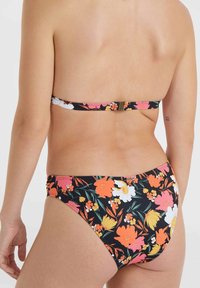 Črni cvetlični bikini z živopisnimi rožami v roza, beli in oranžni barvi. Ima zaponko na hrbtu in visoke izreze za noge, narejen iz elastičnega materiala.