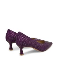 Des chaussures à talons hauts violettes avec un dessus en maille texturée, un bout pointu et un petit talon effilé. Elles présentent une finition brillante et un motif géométrique.