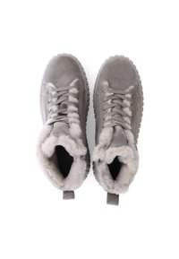 Grijze suède enkellaarsjes met een luxe leren voering, ronde neus, gestructureerde rubberen zool en twee trekkers voor eenvoudig aan- en uittrekken.