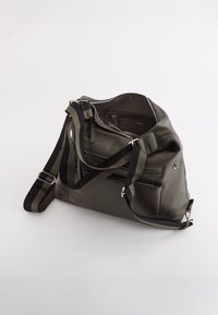 Olivengrüne Leder-Schultertasche mit mehreren Reißverschlusstaschen, verstellbarem schwarzen und olivgrünem Schulterriemen und glatter Textur.