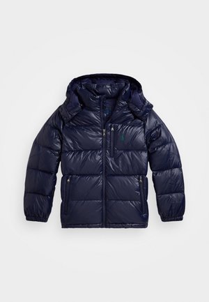 Marineblauwe pufferjack met een glanzende afwerking, rits aan de voorkant, verstelbare capuchon en elastische manchetten. Beschikt over zijzakken en een klein logodetail.