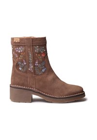 Bottine en daim marron avec des motifs floraux brodés en violet, rouge et vert. Dotée d'un talon carré et de détails de couture contrastés.