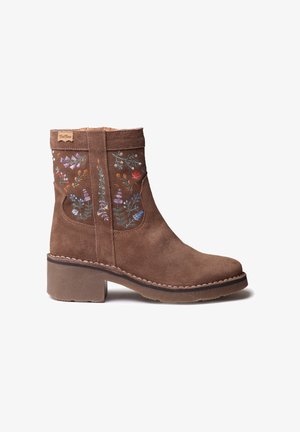 Bottine en daim marron avec des motifs floraux brodés en violet, rouge et vert. Dotée d'un talon carré et de détails de couture contrastés.