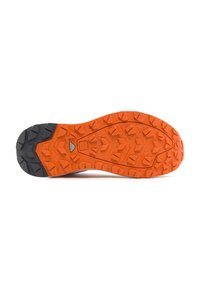 Profilsohle mit robustem Muster; schwarzer Gummifersenbereich, lebendige orangefarbene Mittelsohle. Tiefe Stollen für Grip, mit verstärkten Bereichen für Langlebigkeit.