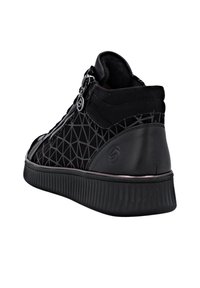 Baskets montantes noires avec un motif géométrique, en daim et en cuir, fermeture éclair sur le côté et semelle en caoutchouc texturée.
