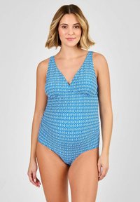 Nėštumo maudymosi kostiumėlis, kuriame dominuoja mėlyna geometrijos raštas, V formos iškirptė, plačios petnešos ir susiraukšlėjimai šonuose patogumui ir tinkamumui.
