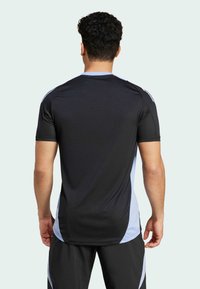 Černé sportovní tričko s krátkým rukávem, se světle modrými bočními akcenty a hladkým povrchem. Pohled zezadu ukazuje standardní střih a design.